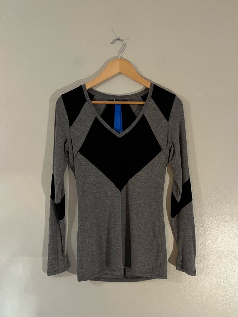Kit and Ace Gray Long Sleeve V-Neck Black Colorblock Top Comfy Leisure